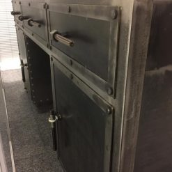 Стол ручной работы из металла.