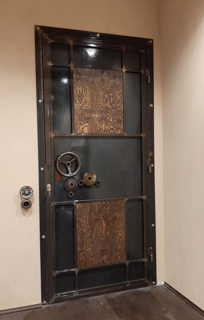 Металлическая дверь в стиле лофт
