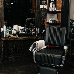 Рабочее место барбера - консоль, зеркало и тележка в красном цвете;