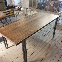 красивый обеденный стол