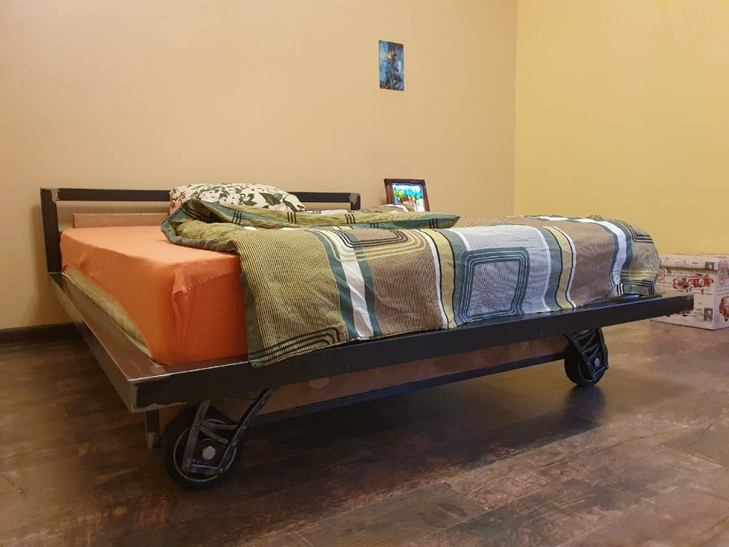 Стильная кровать лофт на колесах