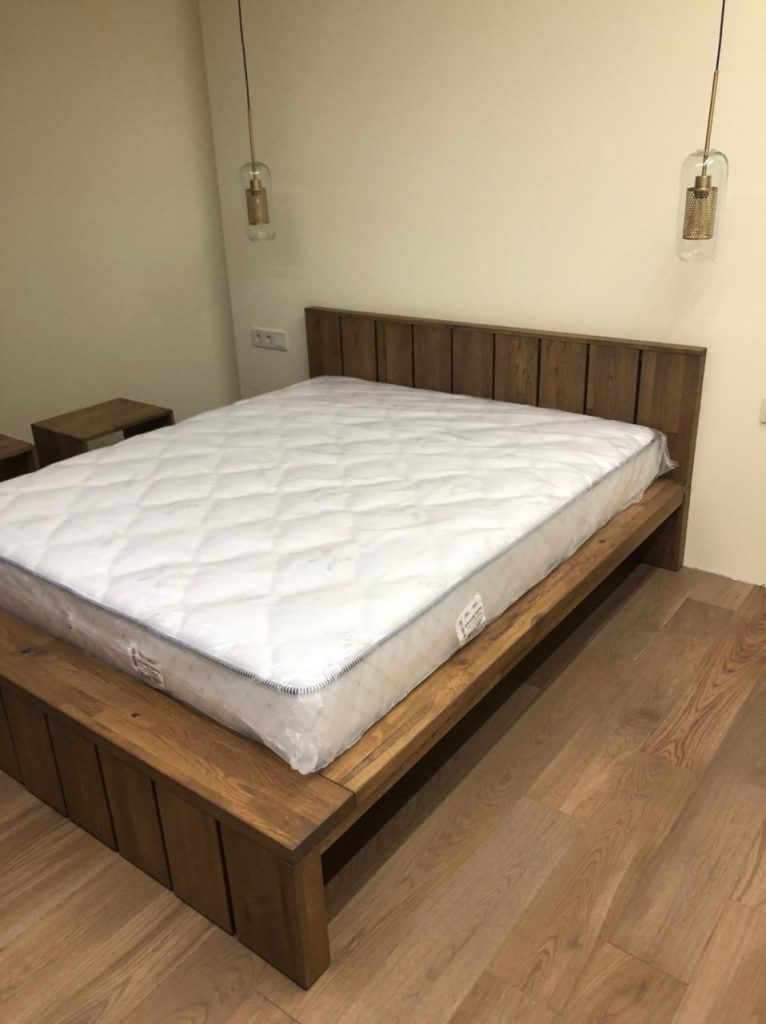 Двухспальная кровать из дуба