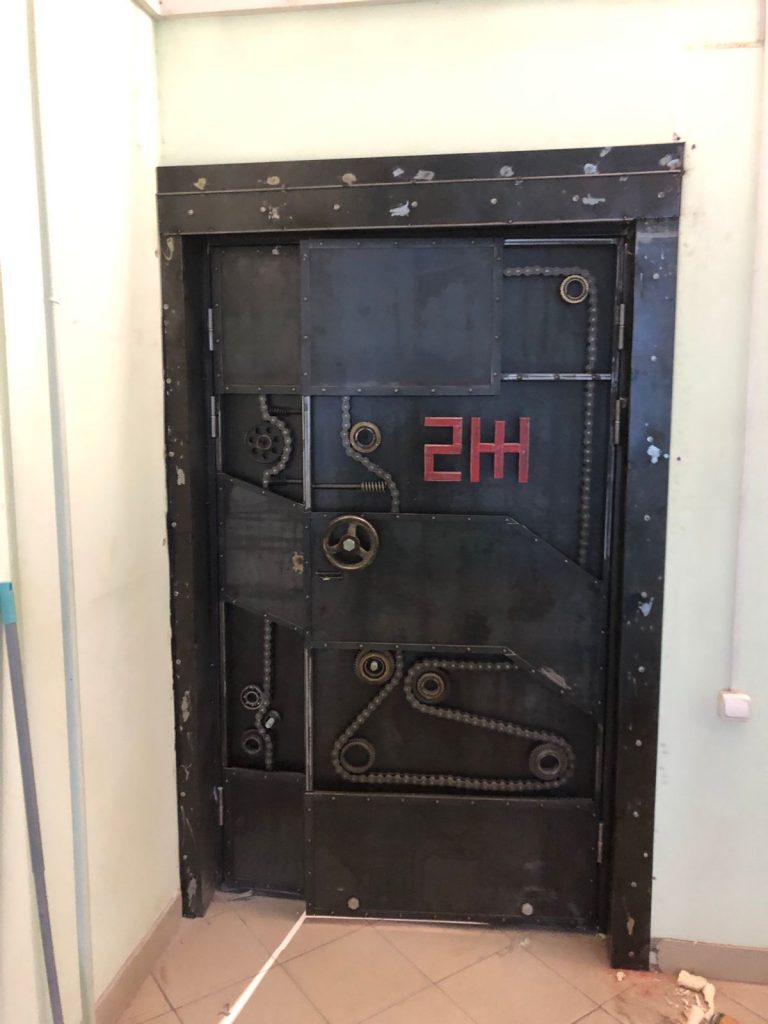 Дверь из металла с элементами стимпанк