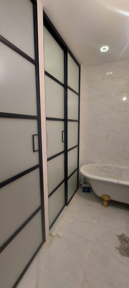 Перегородка в стиле лофт в ванную комнату из нержавеющей стали