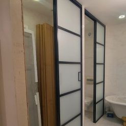 Лофт перегородка с раздвижными дверьми в ванную