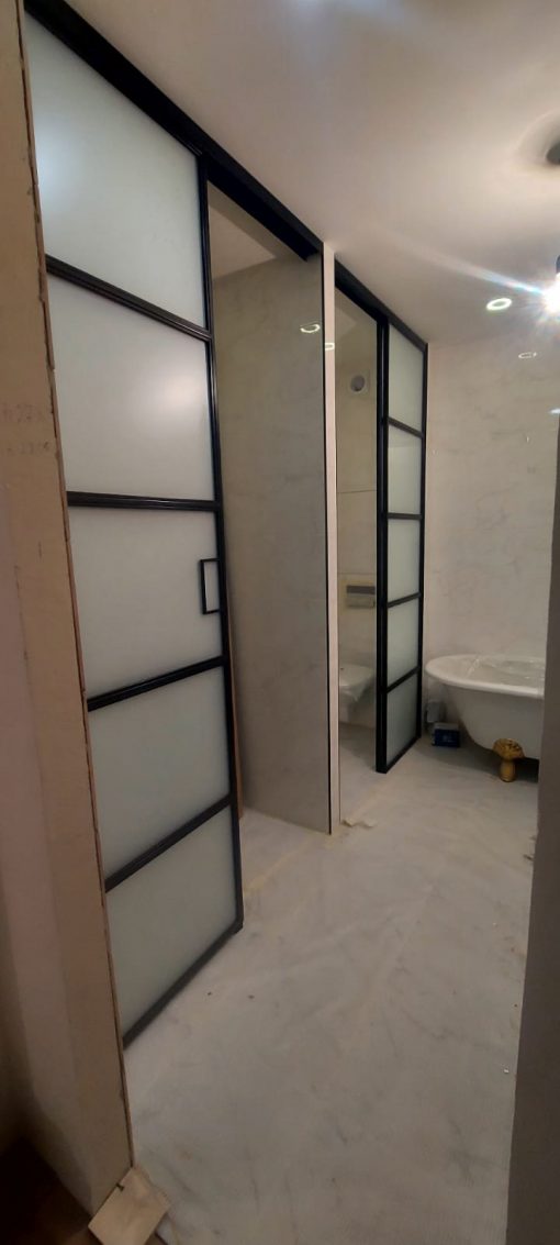 Лофт перегородка с раздвижными дверьми в ванную комнату