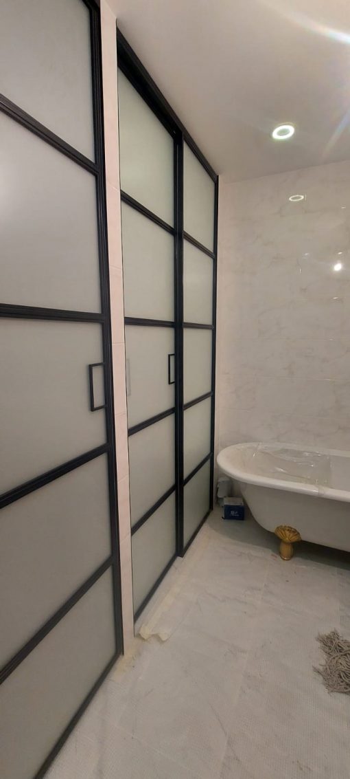 Лофт перегородка с раздвижными дверьми в ванную комнату