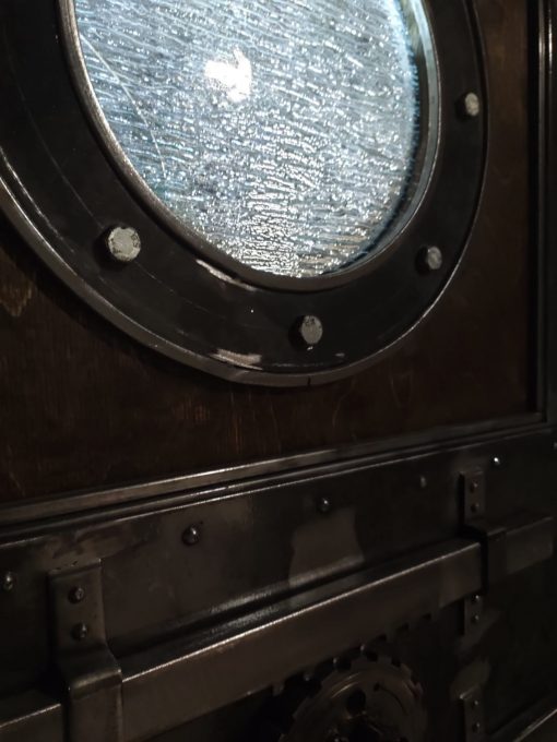 Бункерная дверь в стиле стимпанк с иллюминатором