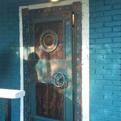 Дверь в стиле морской стимпанк с иллюминатором