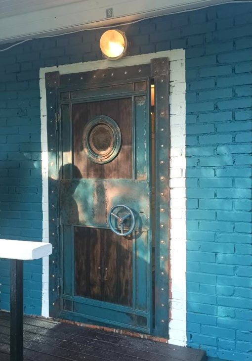 Дверь в стиле морской стимпанк с иллюминатором