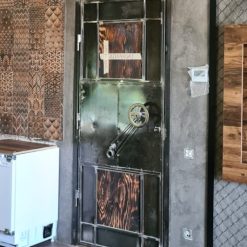 Дверь в стиле стимпанк для ресторана