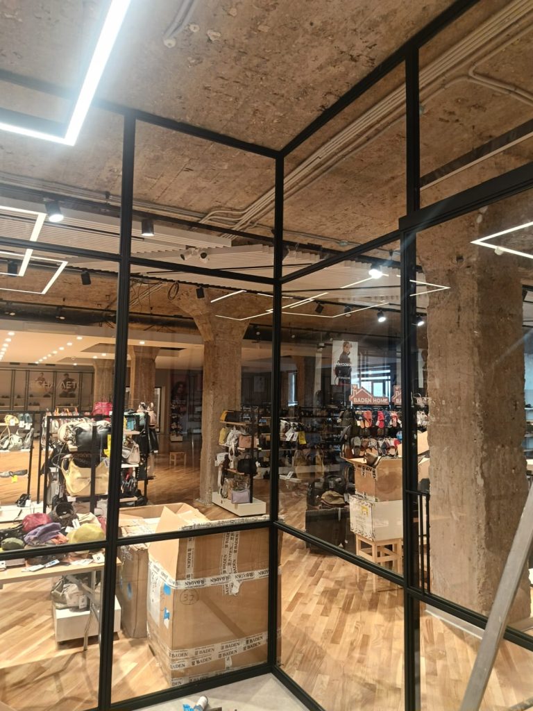 Перегородка из металла зонирующая в стиле лофт