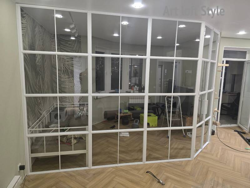 белая угловая перегородка в стиле лофт с прозрачным стеклом