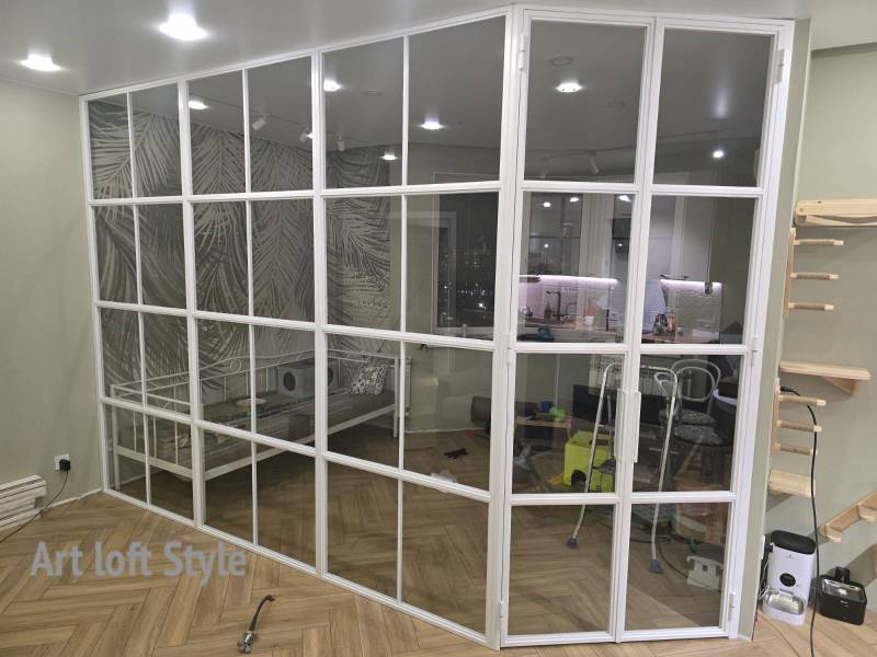 Угловая бела перегородка в стиле лофт с распашными дверьми