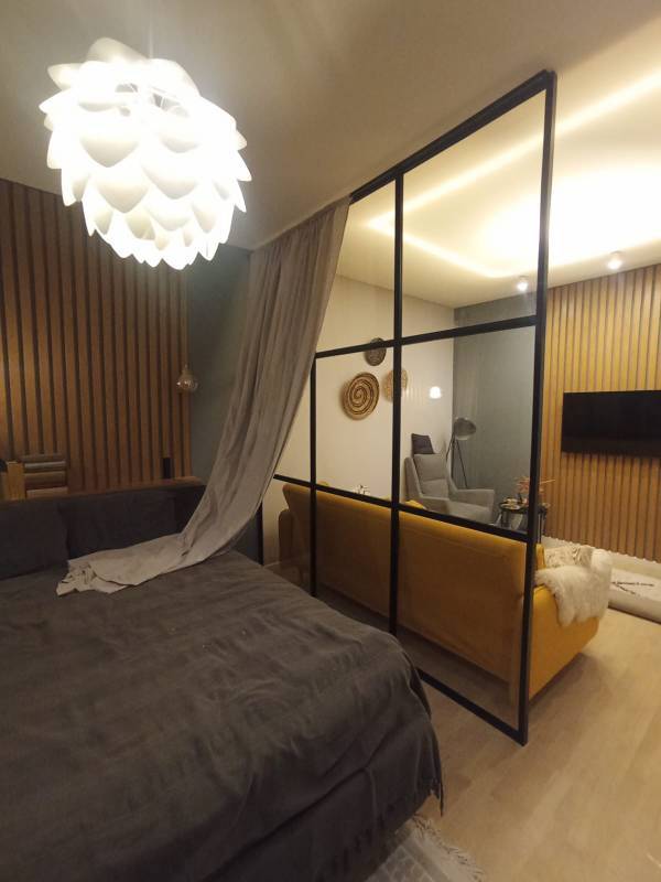 Перегородка в стиле лофт со штангой для шторы