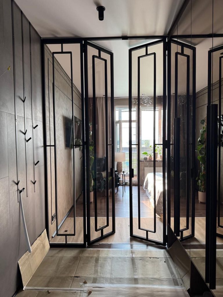 Перегородка в стиле лофт - зонирование гардеробного пространства