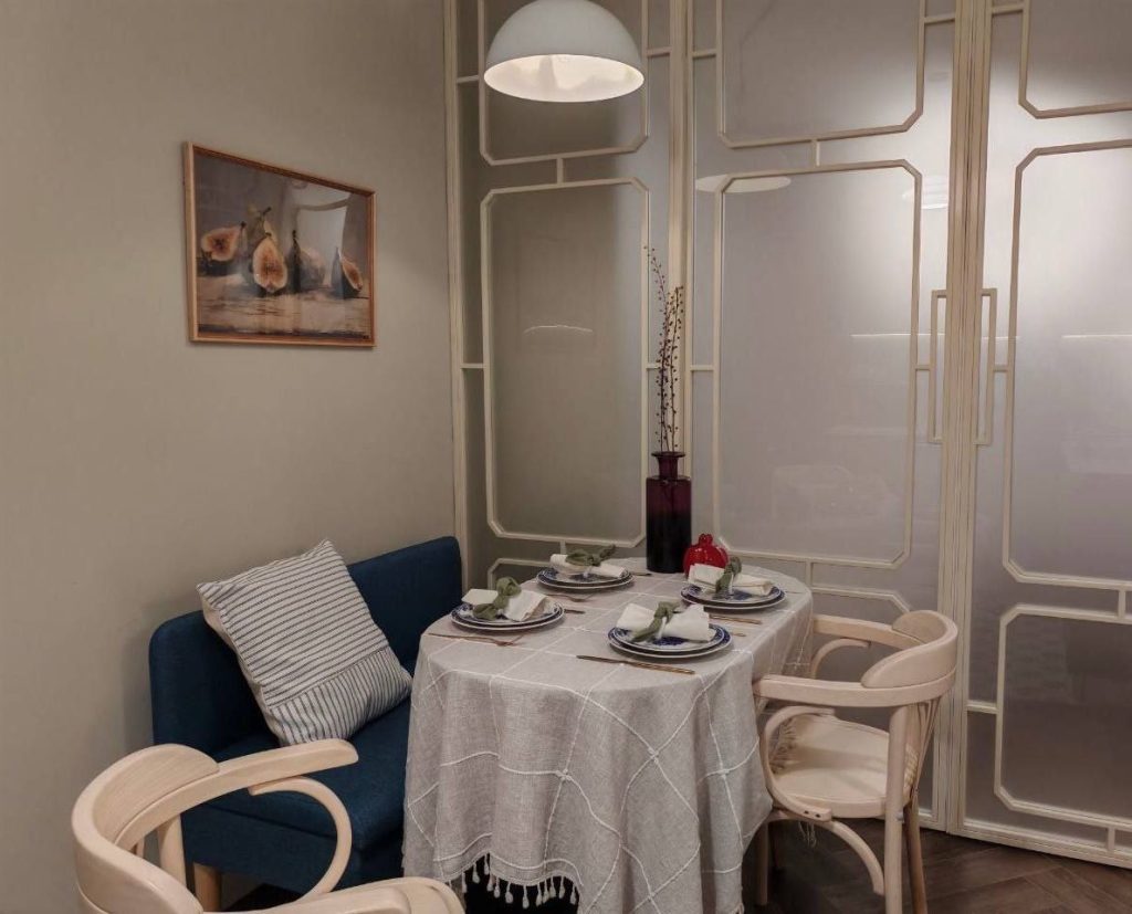 Перегородка в стиле лофт с оригинальным рисунком рассечений и матовым стеклом