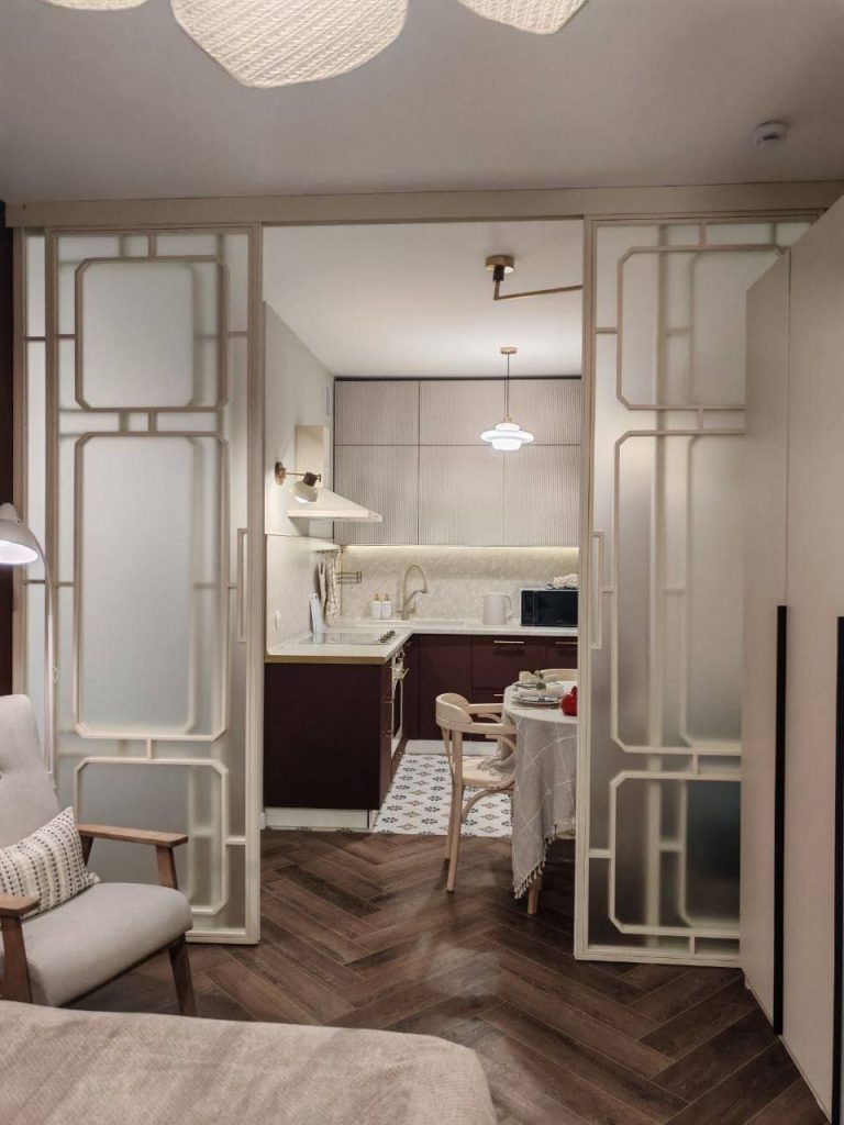 Тонирующая перегородка в стиле лофт с раздвижными дверьми