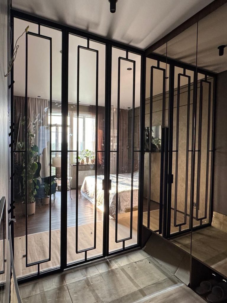 Перегородка из стали и стекла - универсальное зонирование пространства