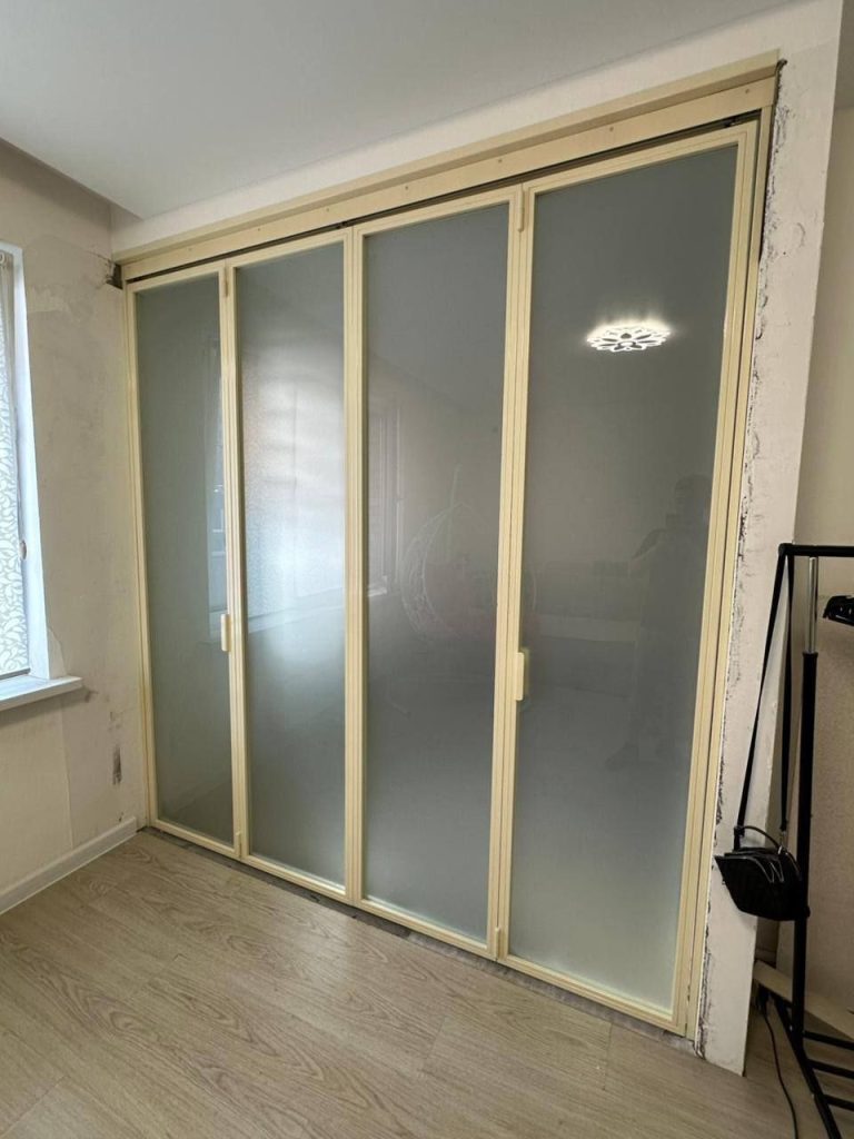 Межкомнатная лофт перегородка "гармошка" с матовым стеклом