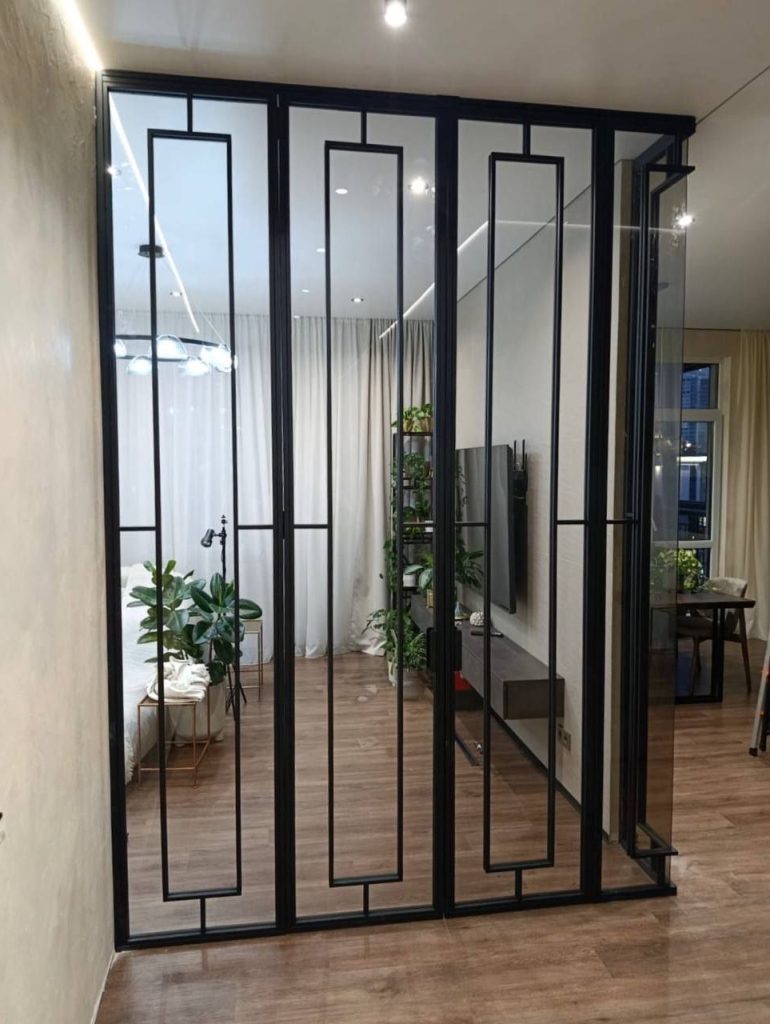 Угловая перегородка в стиле лофт из стали и стекла, как зонирование гардеробного пространства