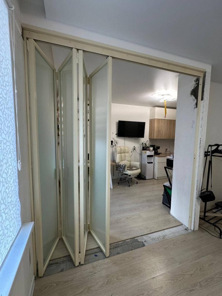 Складная перегородка в стиле лофт системы гармошка