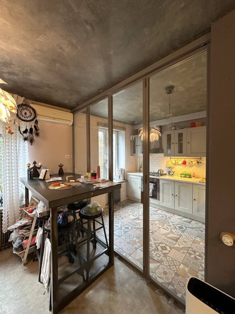 Зонирование пространства межкомнатной перегородкой в стиле лофт из стали и стекла